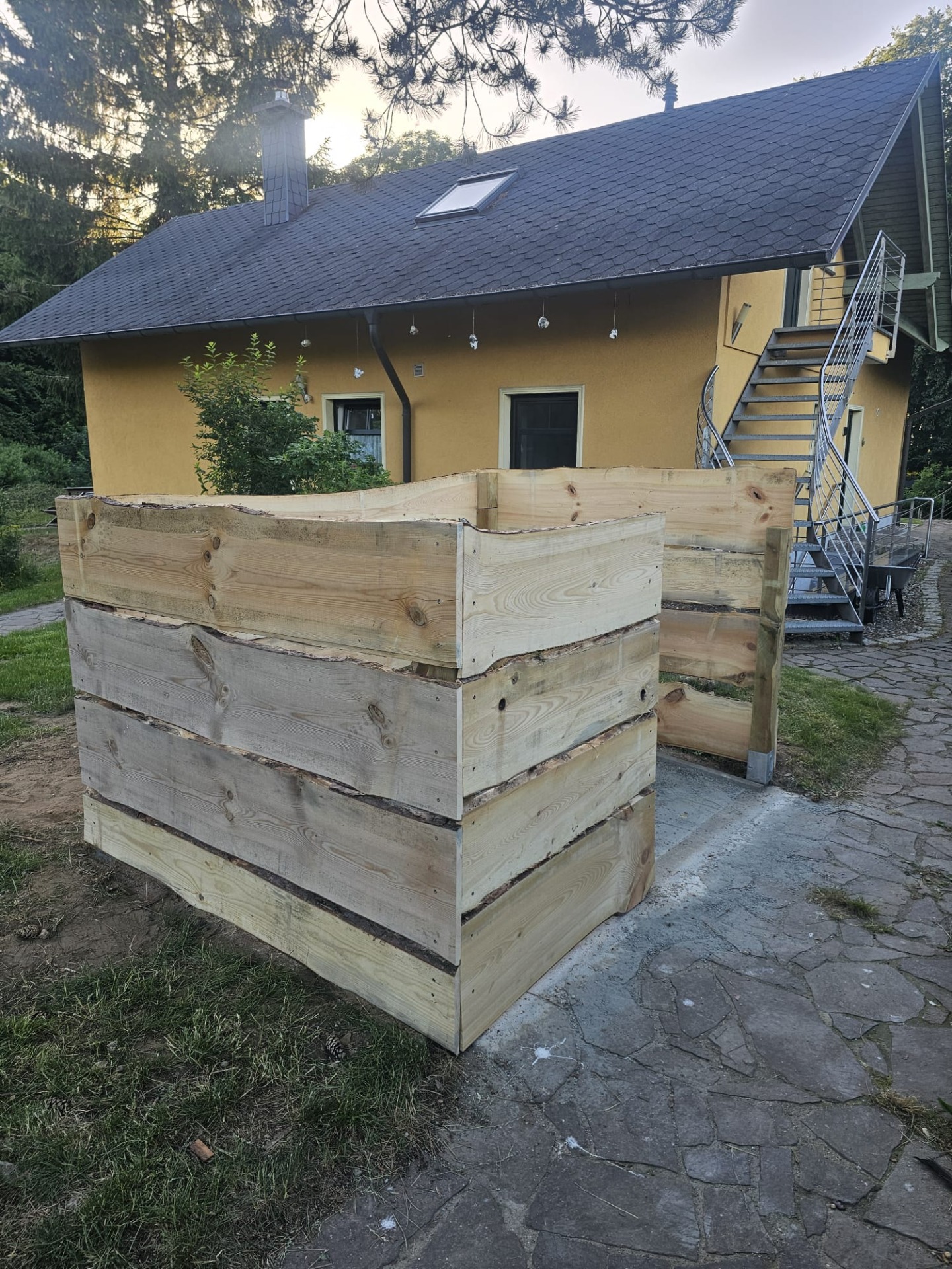 Müllplatzeinhausung aus Holz montiert von RentHands auf Rügen