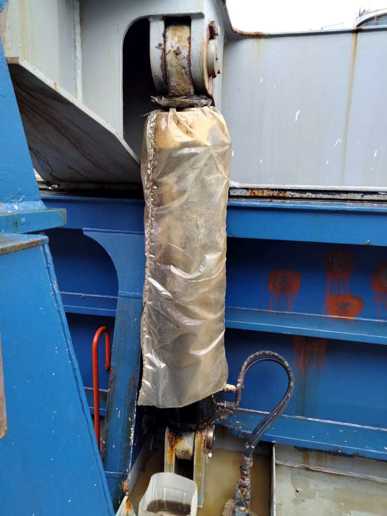 Hydraulikzylinder auf einem Schiff – Industriemontage durch RentHands