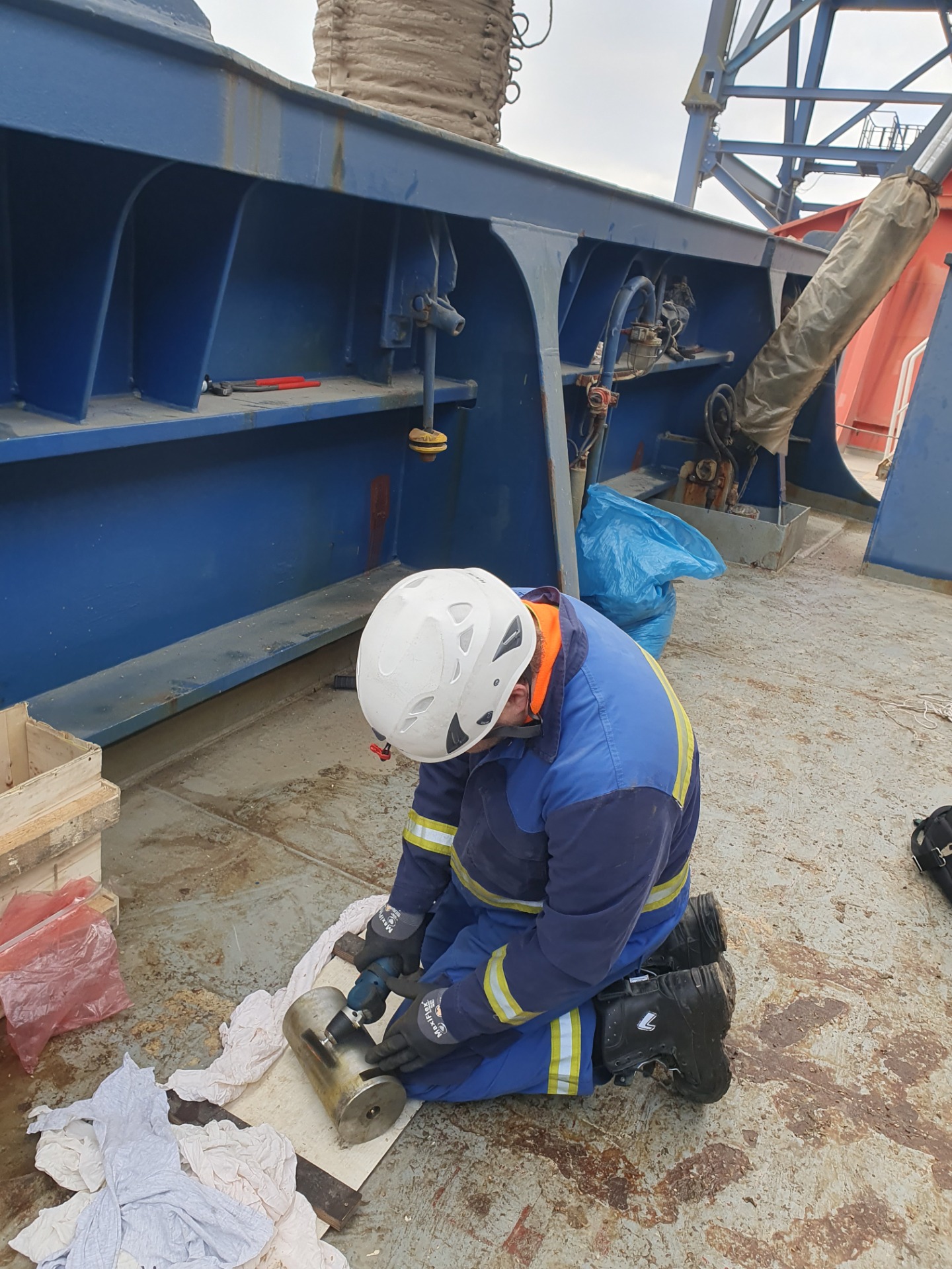 RentHands bei Industriemontage und Hydraulikarbeiten auf einem Schiff