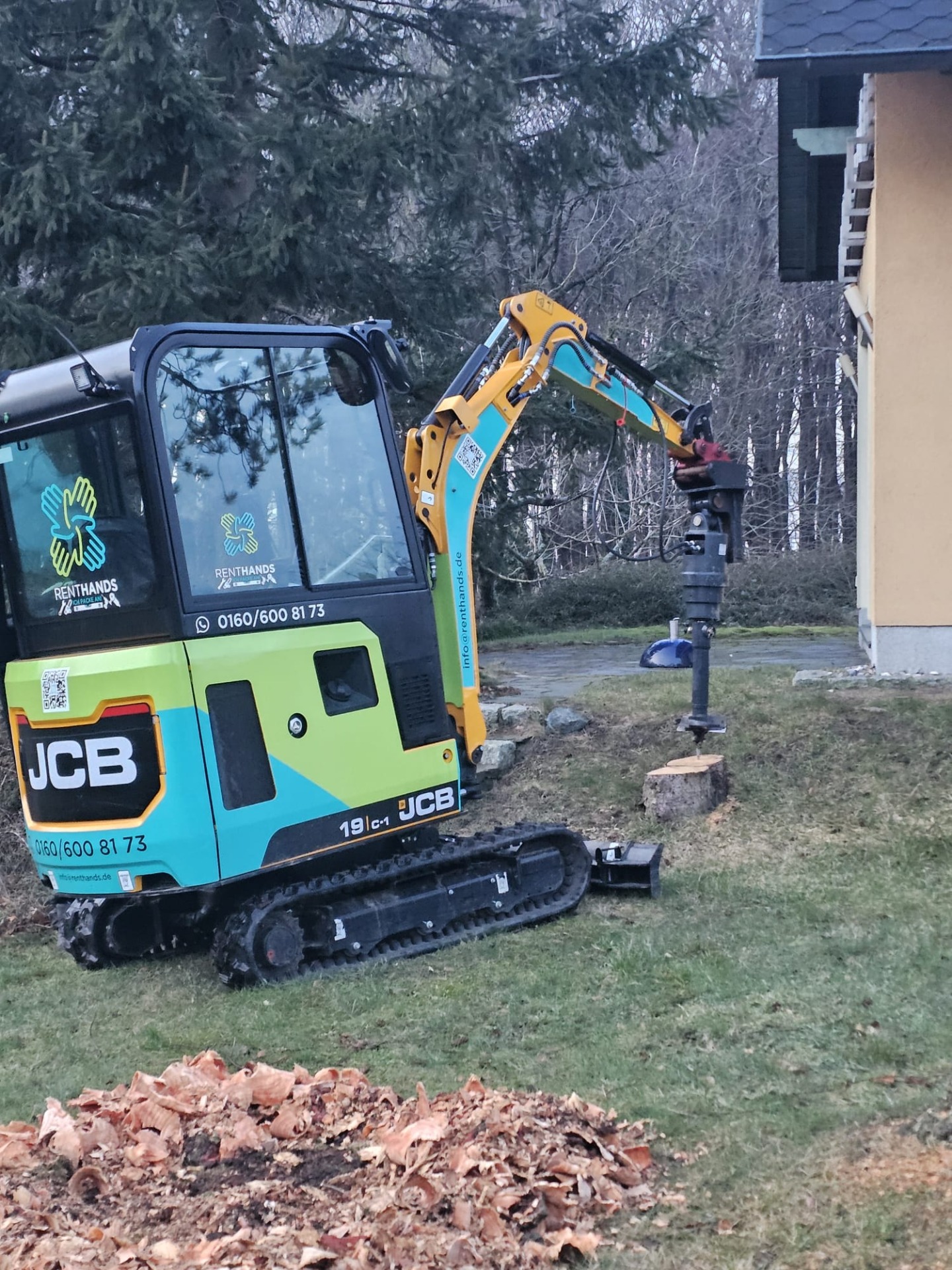 Baumstumpf fräsen mit JCB Minibagger durch RentHands auf Rügen