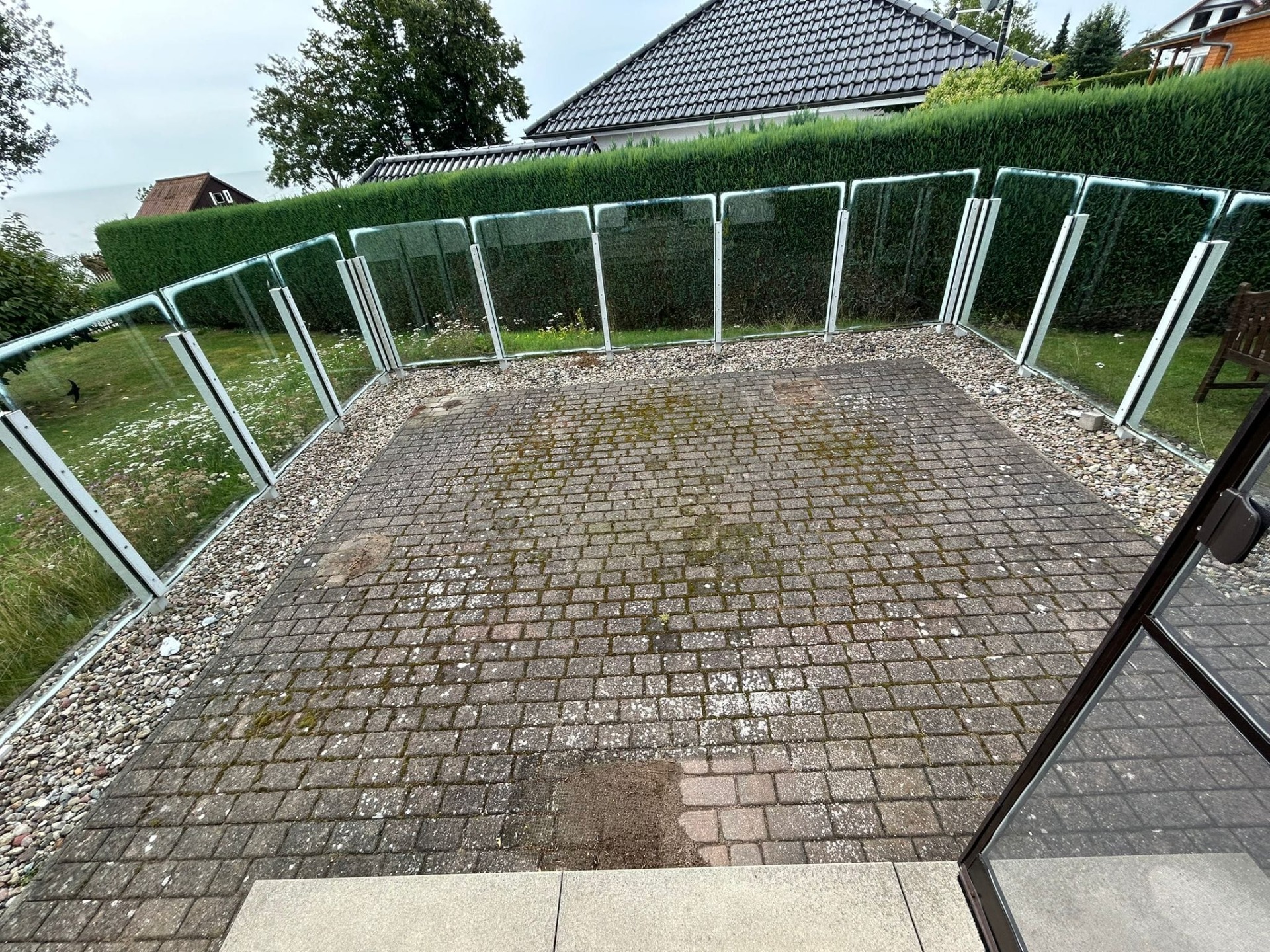 Verschmutzte Pflasterfläche vor der Reinigung